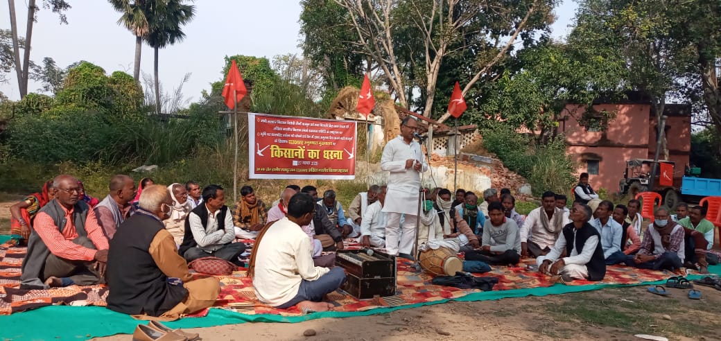 पुलिस बैरिकेडों को तोड़ लाखों किसानों का दिल्ली की ओर कूच